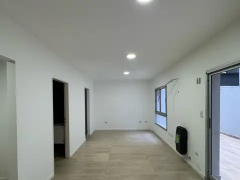Monoambiente con patio y cochera, en alquiler en Villa Devoto