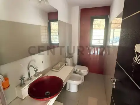 Casa en venta en Río Ceballos | Parque, pileta y a metros del río.