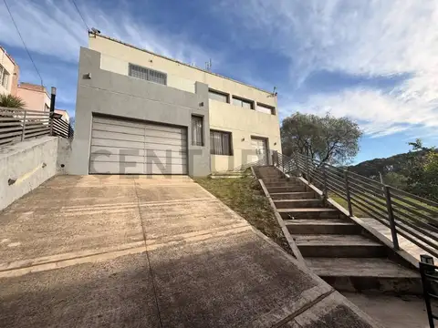 Casa en venta en Río Ceballos | Parque, pileta y a metros del río.