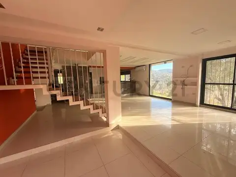 Casa 6 ambientes con 2 baños