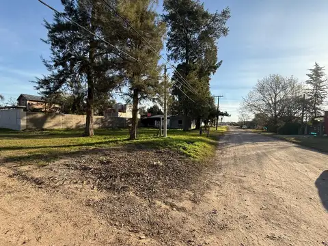 Lote, Construcción y arboladoen esquina Pueblo G.B. 750 m²..