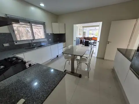 Casa 4 ambientes con 4 baños