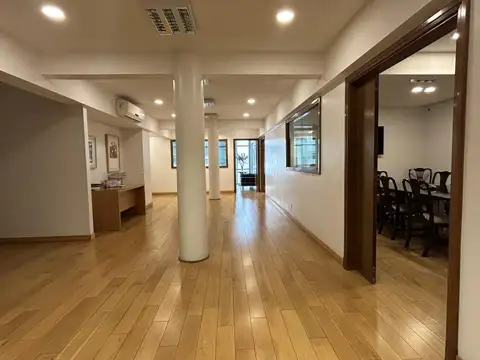 Oficina en Venta Microcentro | Piso Alto al Frente | Luminoso y Amplio con Cochera y Seguridad
