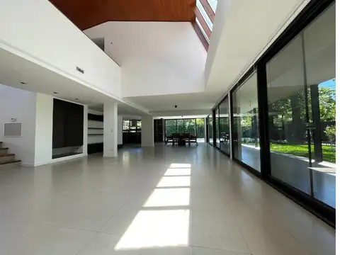 Casa 6 ambientes con 5 baños