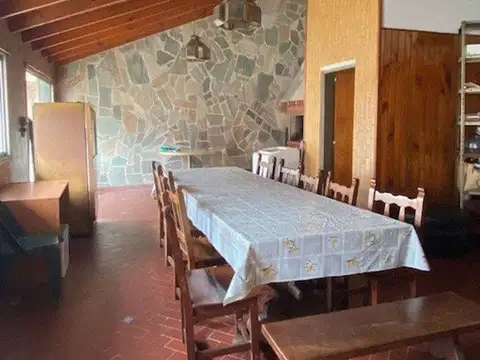 CASA CON PARQUE Y QUINCHO