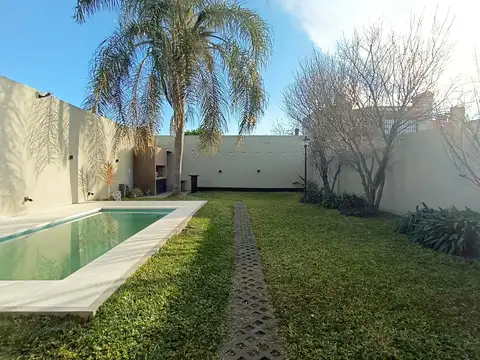 VENTA/PERMUTA - Casa - 3 dormitorios - Patio y piscina - Alberdi, Rosario