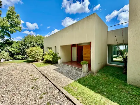 Casa 5 ambientes con 4 baños