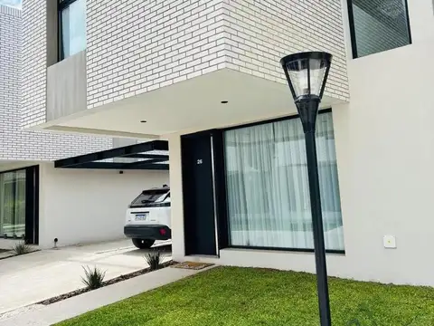 Casa en Alquiler 5 Ambientes en Barrio Privado en Canning