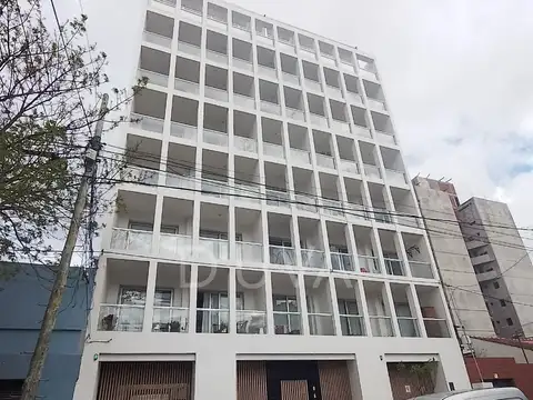 Monoambiente en primer tercer piso al frente con balcón. 