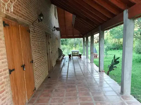 Casa 8 ambientes con 2 baños