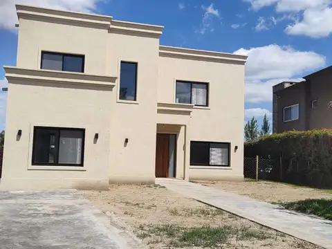 Casa5 ambientes al agua en El Canton Norte