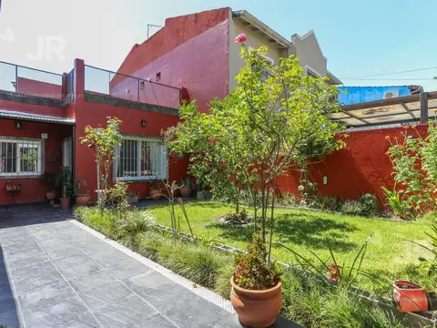 Casa en Venta con 2 cocheras