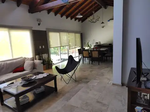 Casa 6 ambientes con 2 baños
