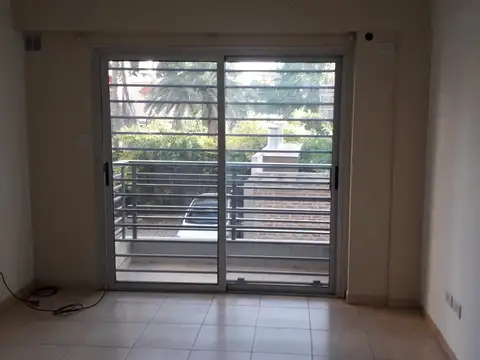 MORON CENTRAL - DEPTO DE 2 AMBIENTES CON BALCON- AIRE ACONDICIONADO- CONTRAFRENTE - EDIFICIO CON PISCINA
