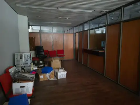 Oficina 8 ambientes con 1 baño