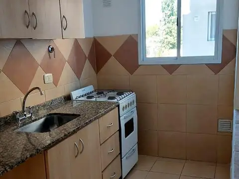 ALQUILA- Departamento de 2 ambientes  conexión a transporte, comercios y servicios.