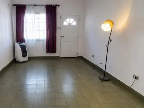 Casa al frente, apta crédito, 2 dormitorios.