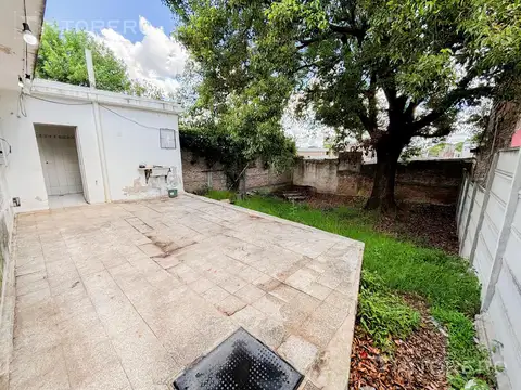 PH en venta de 2 ambientes con jardín en el Palomar.