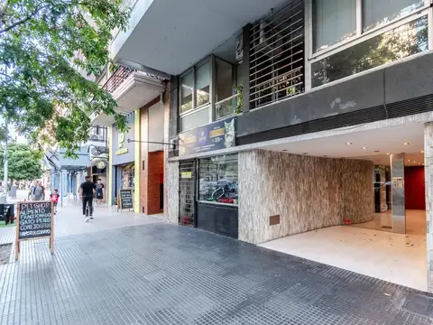 Luminosa oficina en venta, semi piso alto, en Caballito, cerca de todo.