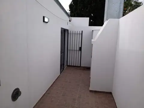 DEPARTAMENTO 2 AMBIENTES TIPO CASA CON PATIO Y PARRILLA. NO PAGA EXPENSAS. LARTIGAU 155 WILDE