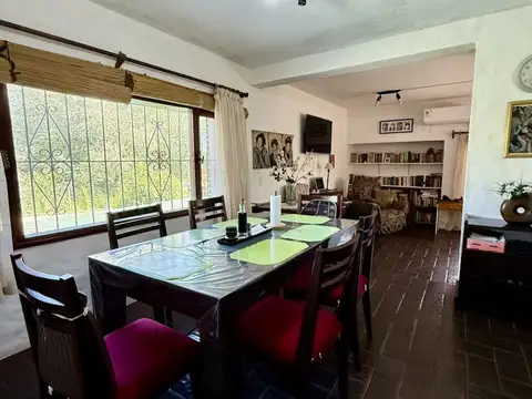 Casa de 4 dormitorios muy amplia, apta múltiples destinos.