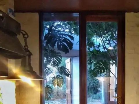 EXCELENTE CASA DE 4 DORM. PISCINA