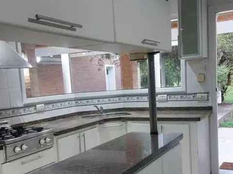 Casa en Alquiler con 2 cocheras