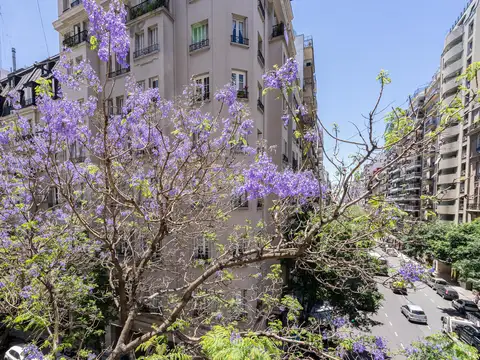 Excelente  piso  en  Esquina con Balcón de 4 ambientes con dependencias y 2 cocheras (opcionales)