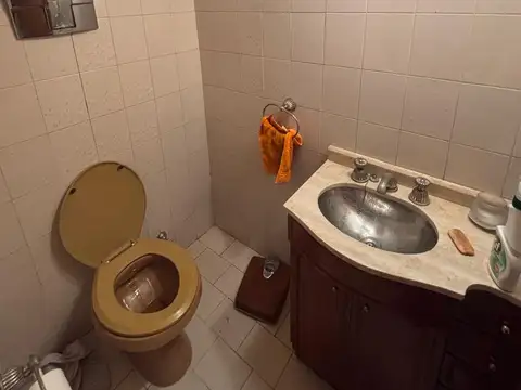 Departamento tres amb.  (semipiso)a 200 mts de plaza Moron.-