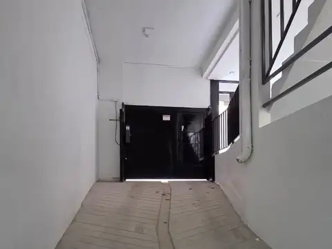 Alquiler de cochera fija, cubierta en subsuelo. Excelente ubicacion: Portela 275, Lomas de Zamora