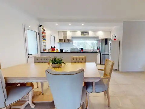 Casa 4 ambientes con 2 baños