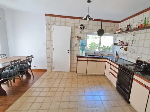 Casa en Alquiler con 2 cocheras