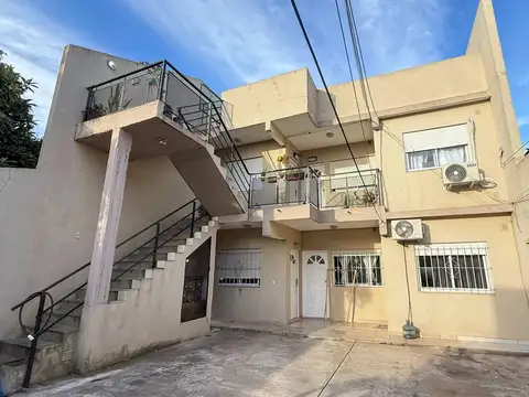 Departamento en Ramos Mejia, dos ambientes con patio y cochera.