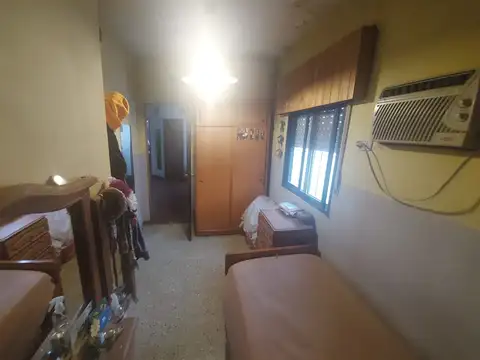 PH al frente sobre Pje. Belgrano . 4 dormitorios, 2 baños, fondo libre, terraza, entrada de vehículo