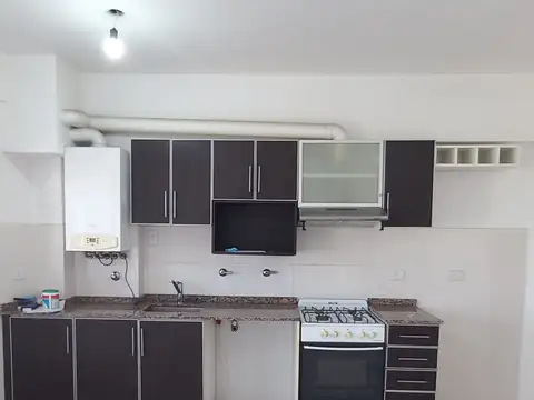 2 ambientes al frente con balcòn. Puerta blindada. Apto profesional. Caldereta para calefacciòn y agua caliente