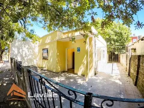 Casa en alquiler con 2 dormitorios y cochera