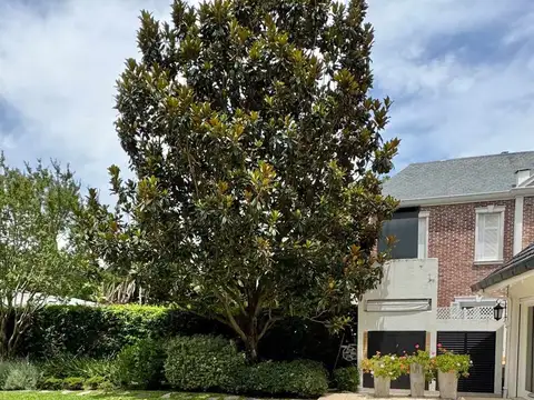 Casa en Alquiler con 2 cocheras