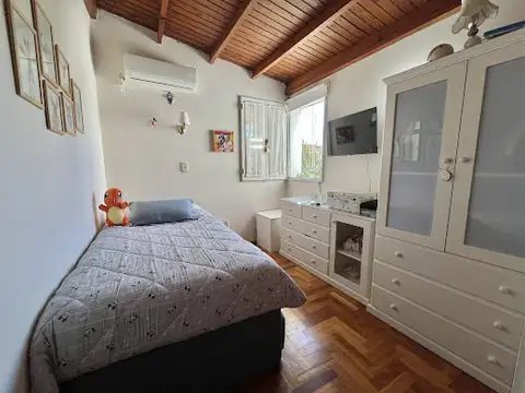 Casa 8 ambientes con 4 baños