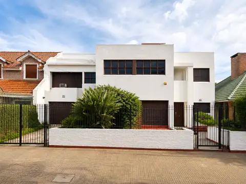 Casa de 5 dormitorios con cocheras en venta en La Plata sobre Calle 34 [Cod: ]