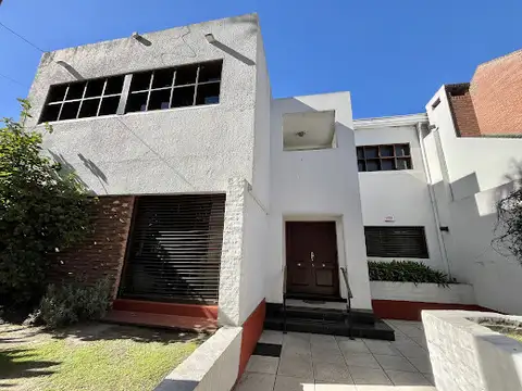 Casa en Venta con 3 cocheras