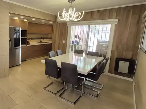 Casa en Venta con 2 cocheras