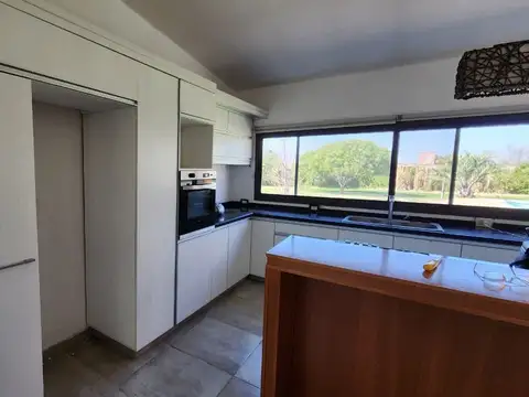 Casa 5 ambientes con 3 baños