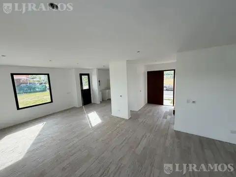 Casa en Venta con 3 cocheras