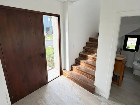 Casa 6 ambientes con 3 baños