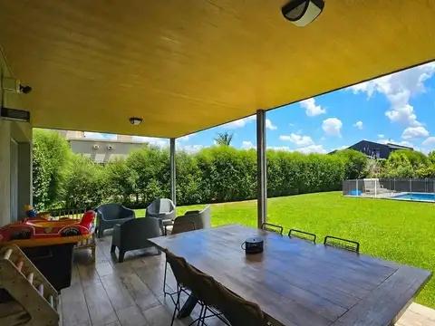 Casa en El Cantón barrio Puertos, con pileta.