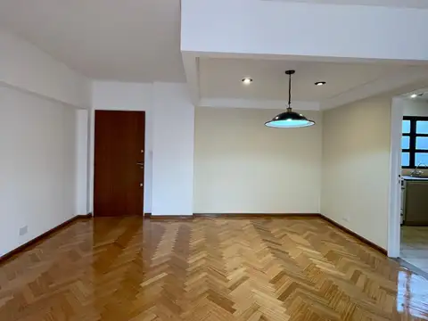 Excelente dos ambientes al frente con balcon terraza . super luminoso y amplio .