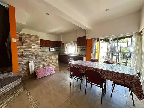 Casa en Venta con 3 cocheras