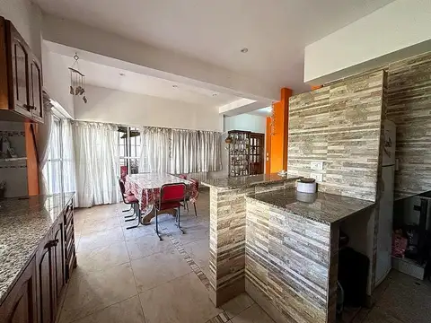 Casa de 7 ambientes más departamento en Turdera. Lomas de Zamora.