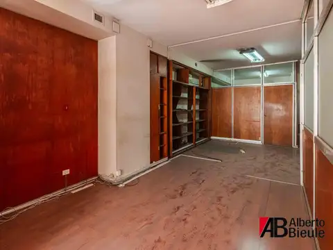 Oficina en C.Pellegrini entre Viamonte y Córdoba