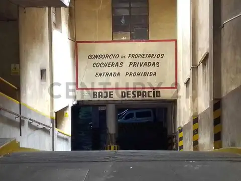 VENTA COCHERA EN FLORES